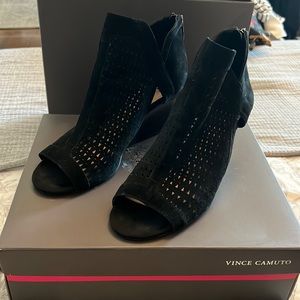 Vince Camuto bootie heeled sandals in Black size 8.5.